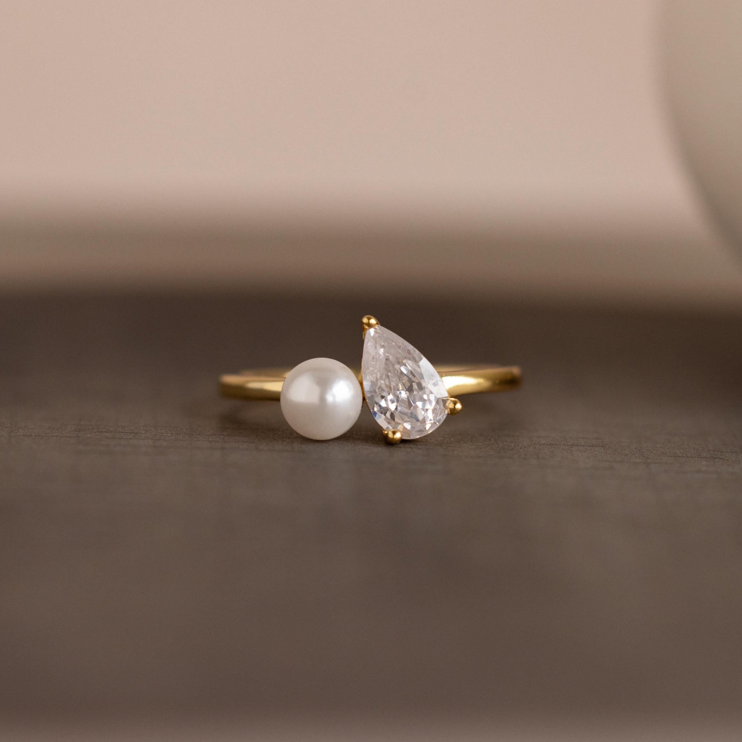 Pearl_Diamond_Ring_front_view